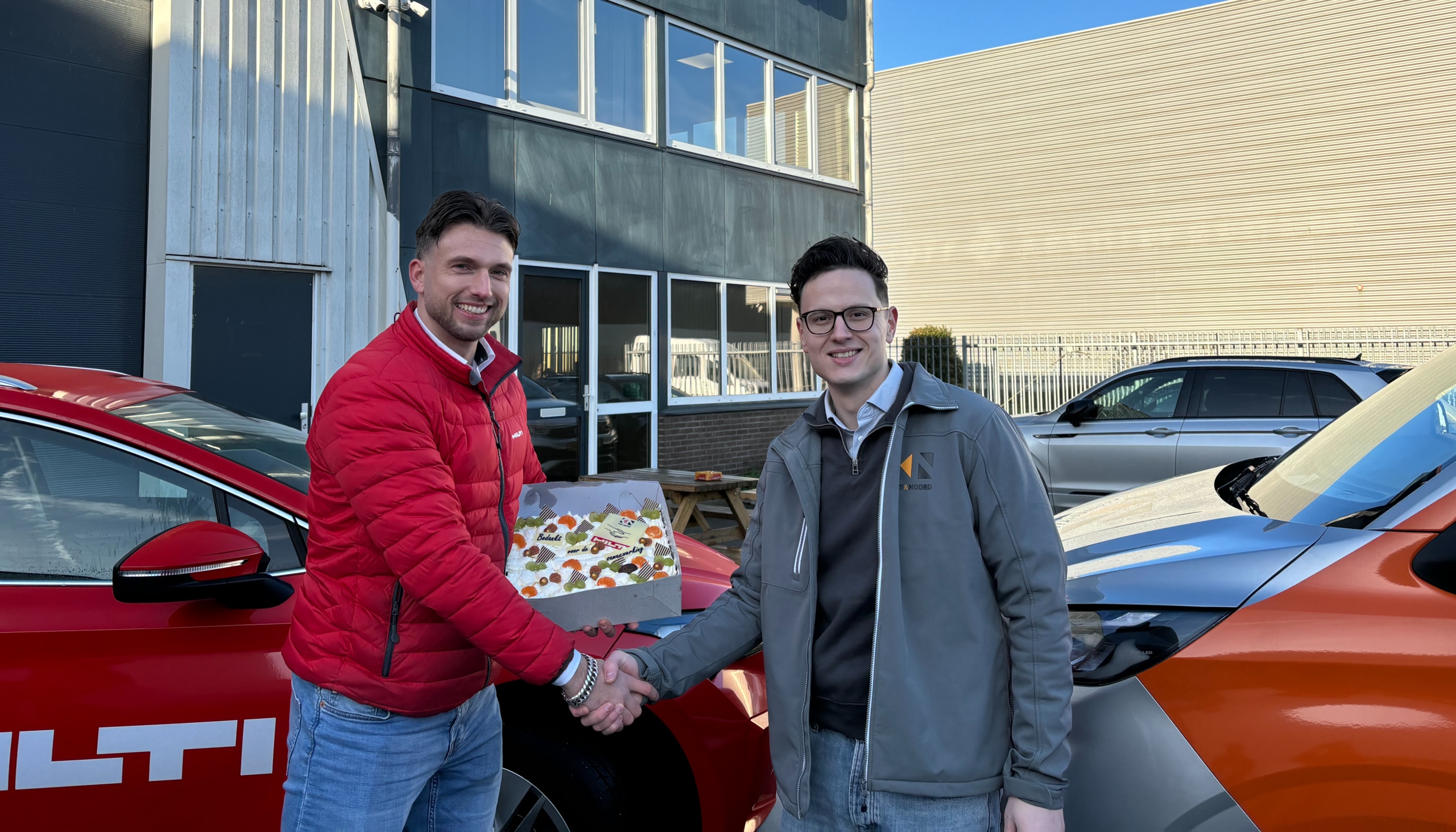 Hilti en KSS&Noord medewerker schudden elkaar de hand