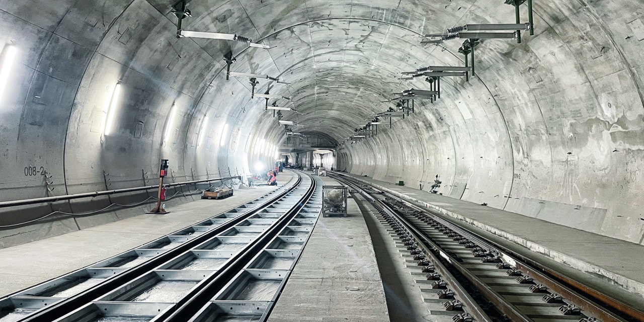 De illustratie toont    een tunnel in aanbouw met 2 railsystemen 