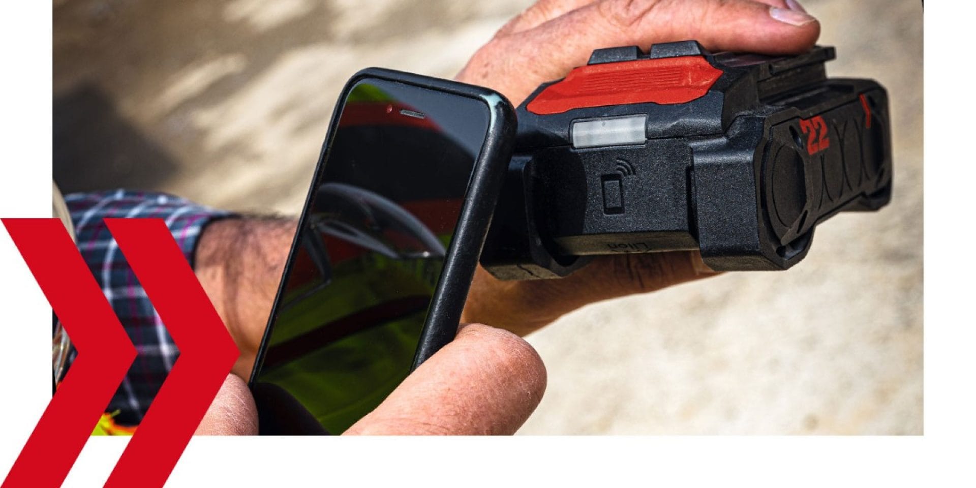 Een smartphone wordt tegen een Nuron B22-85 accu gehouden om de prestatiestatus via X-NFC vast te leggen
