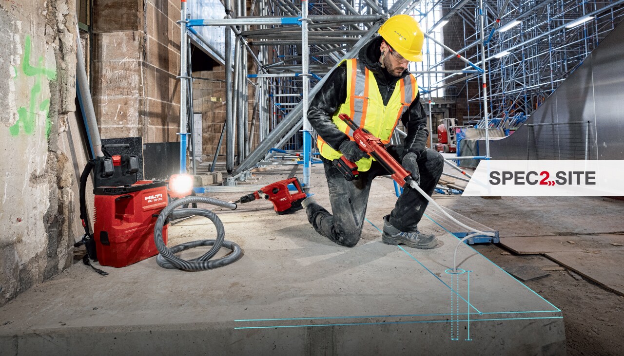 Een werknemer injecteert een epoxyanker in een gat met behulp van een Hilti-mortelspuit