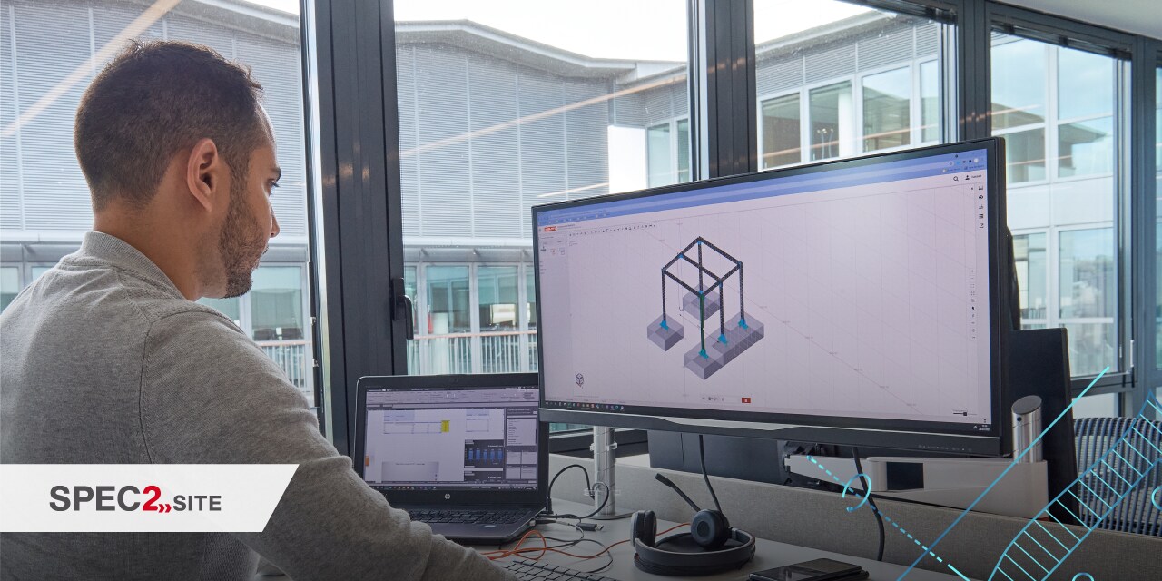 Een ingenieur gebruikt software voor het ontwerpen van voetplaten
