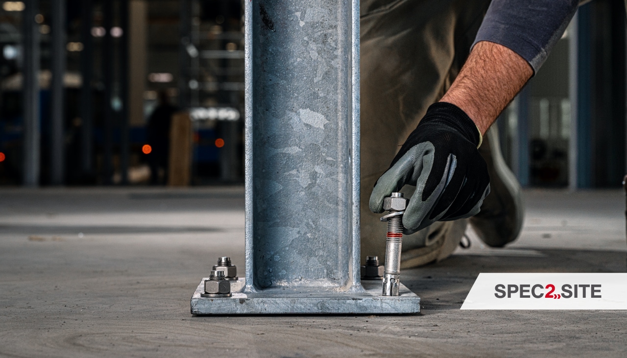 Een aannemer installeert een anker in een voetplaat