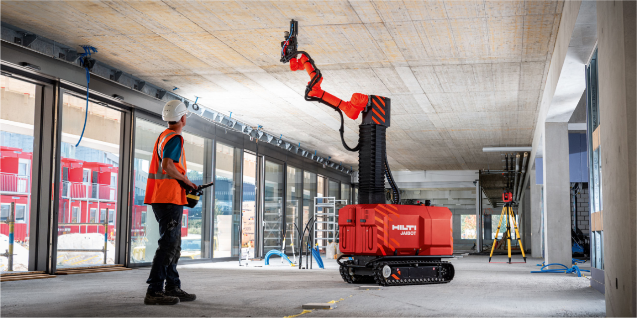 Een man heeft de Hilti Jaibot aan het plafond laten werken. Naar rechts is een pijl afgebeeld, waarvan de rode punt naar rechtsboven wijst.