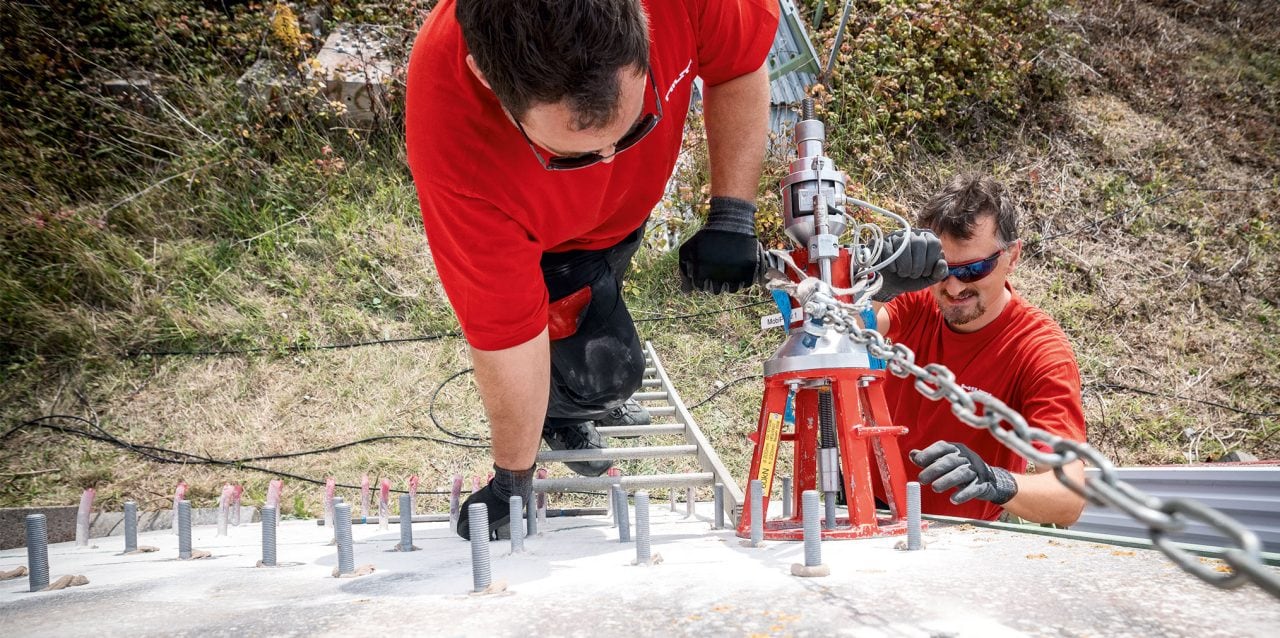 Veldextractietest van chemische Hilti-pluggen die aan de zeelucht worden blootgesteld