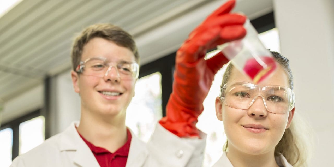 Laboratoriumassistenten in opleiding aan het werk in het Hilti-onderzoekslaboratorium