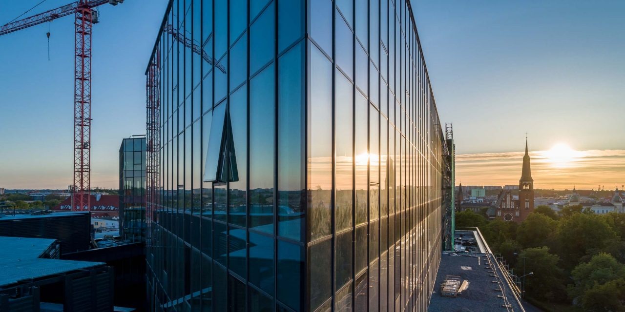 Uitzicht op het nieuwe winkel- en hotelcentrum Posejdon met de skyline van Setttin bij zonsopgang.