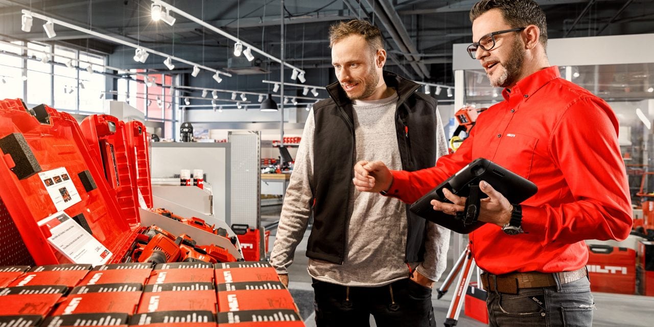 Winkelmedewerker en klant praten voor open koffers