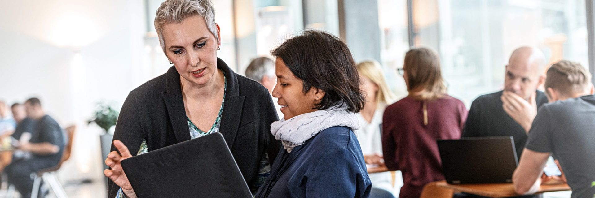 Ontmoeting van twee vrouwen van verschillende afkomst in het bedrijf