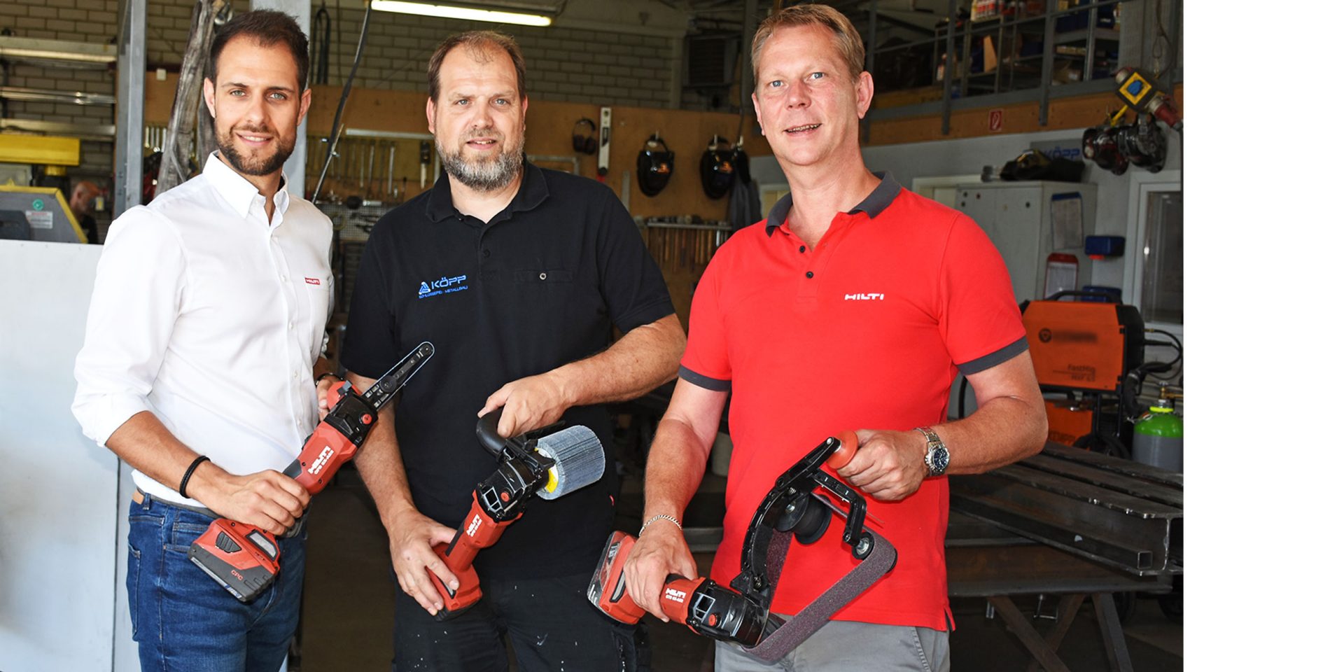 Nico Landwehrjohann, productmanager voor accu-technologie bij Hilti (links) en Jörg Brings, Hilti-verkoopmanager (rechts) geven de nieuwe accu-schuurmachines aan Andreas Köpp, bedrijfsleider van Köpp Schlosserei-Metallbau GmbH