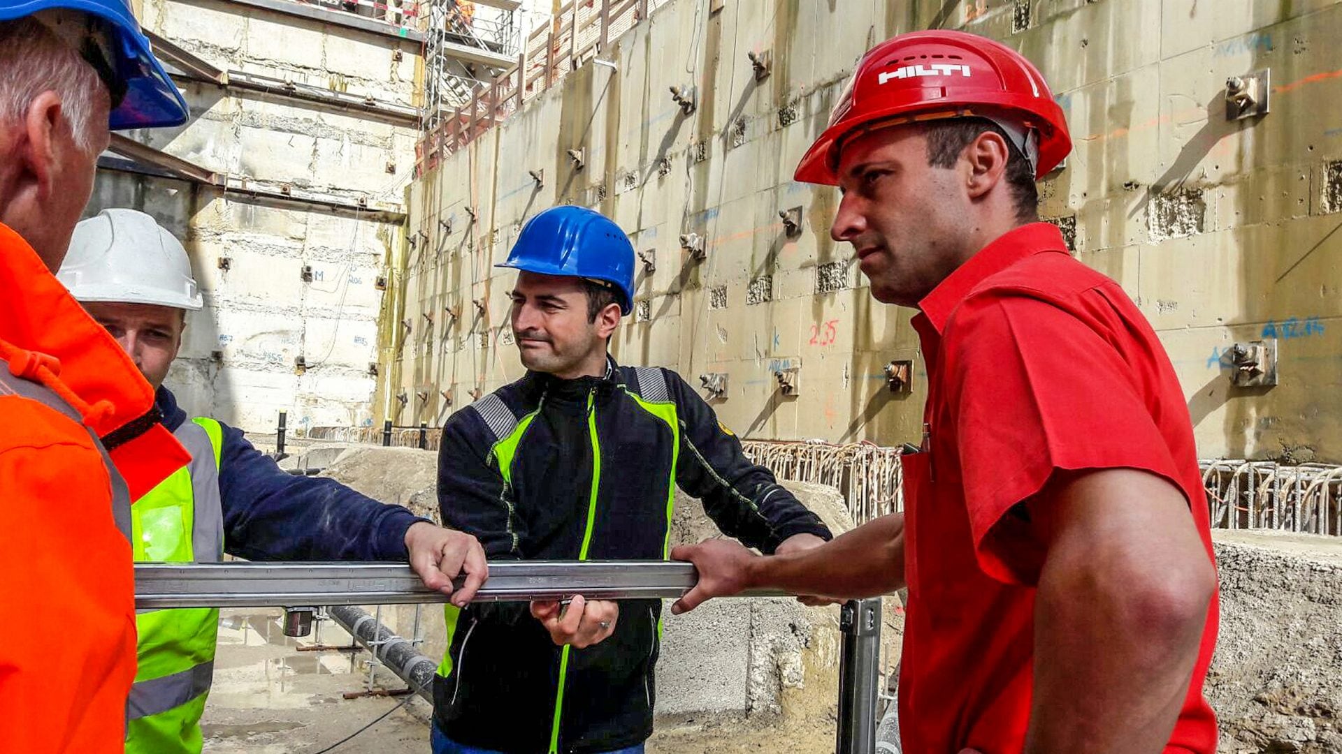 Werknemers op de bouwplaats in Zwitserland in gesprek met elkaar