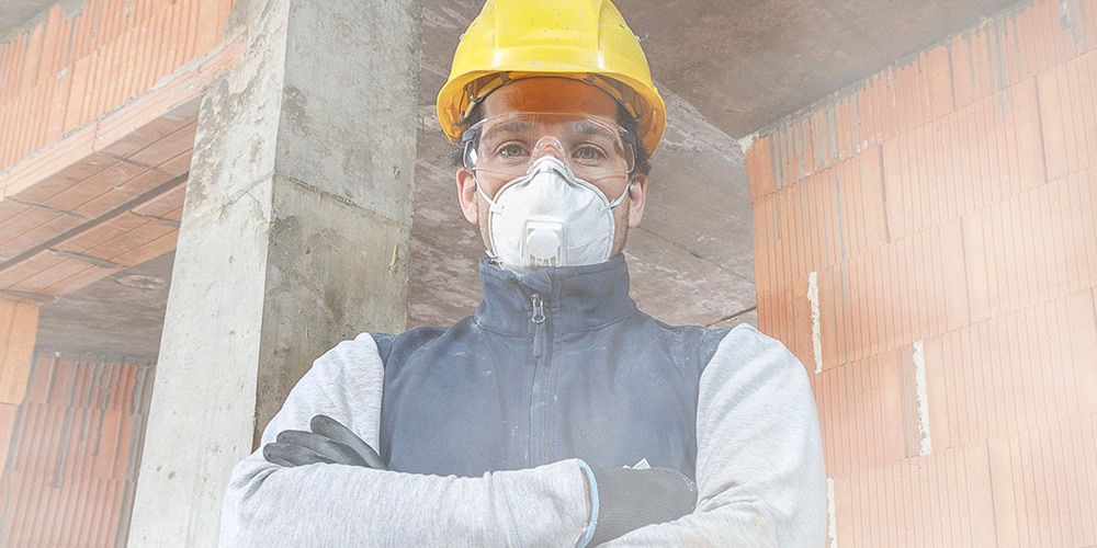 Iemand met stofmasker