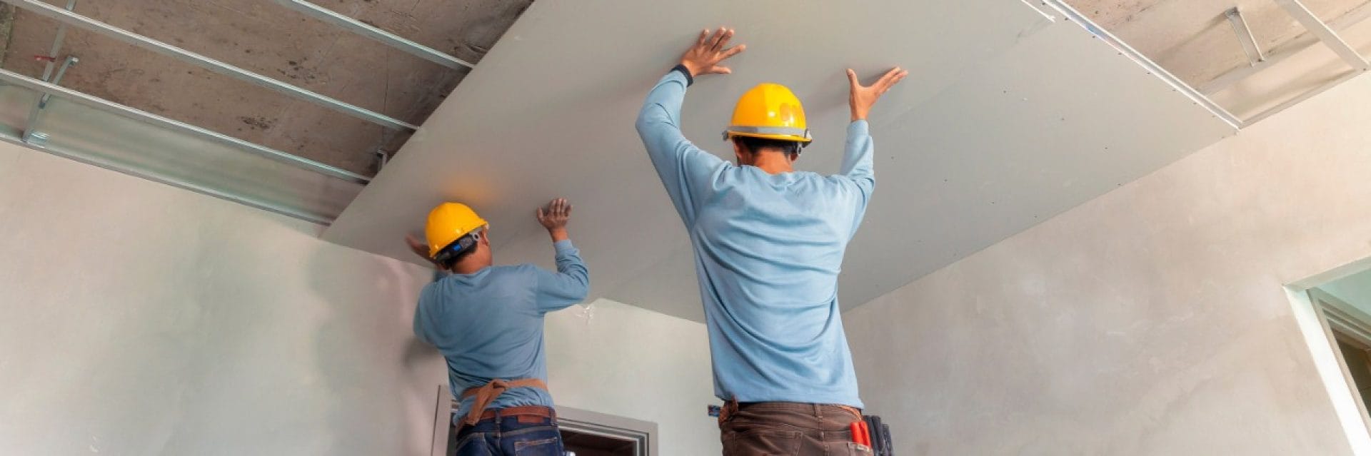 Verlaagd plafond wordt boven het hoofd geïnstalleerd