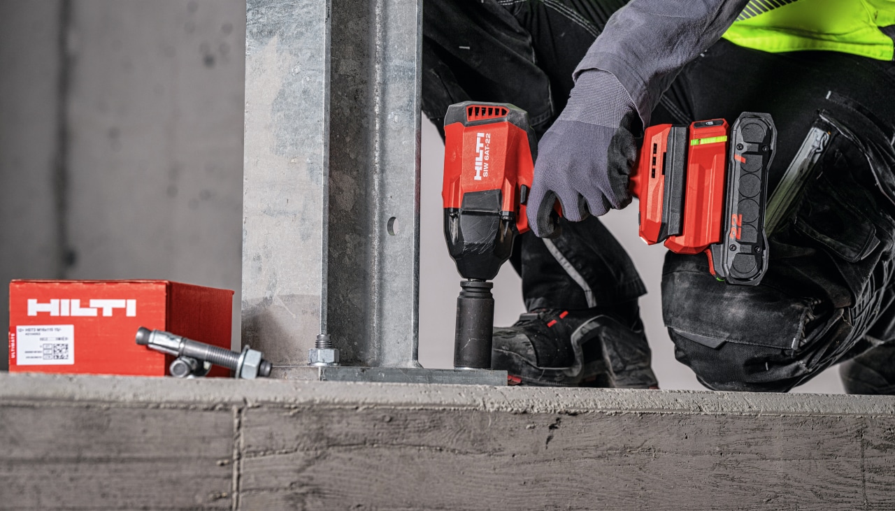 Metaal vastschroeven in voormontage met de Hilti accu-slagmoersleutels