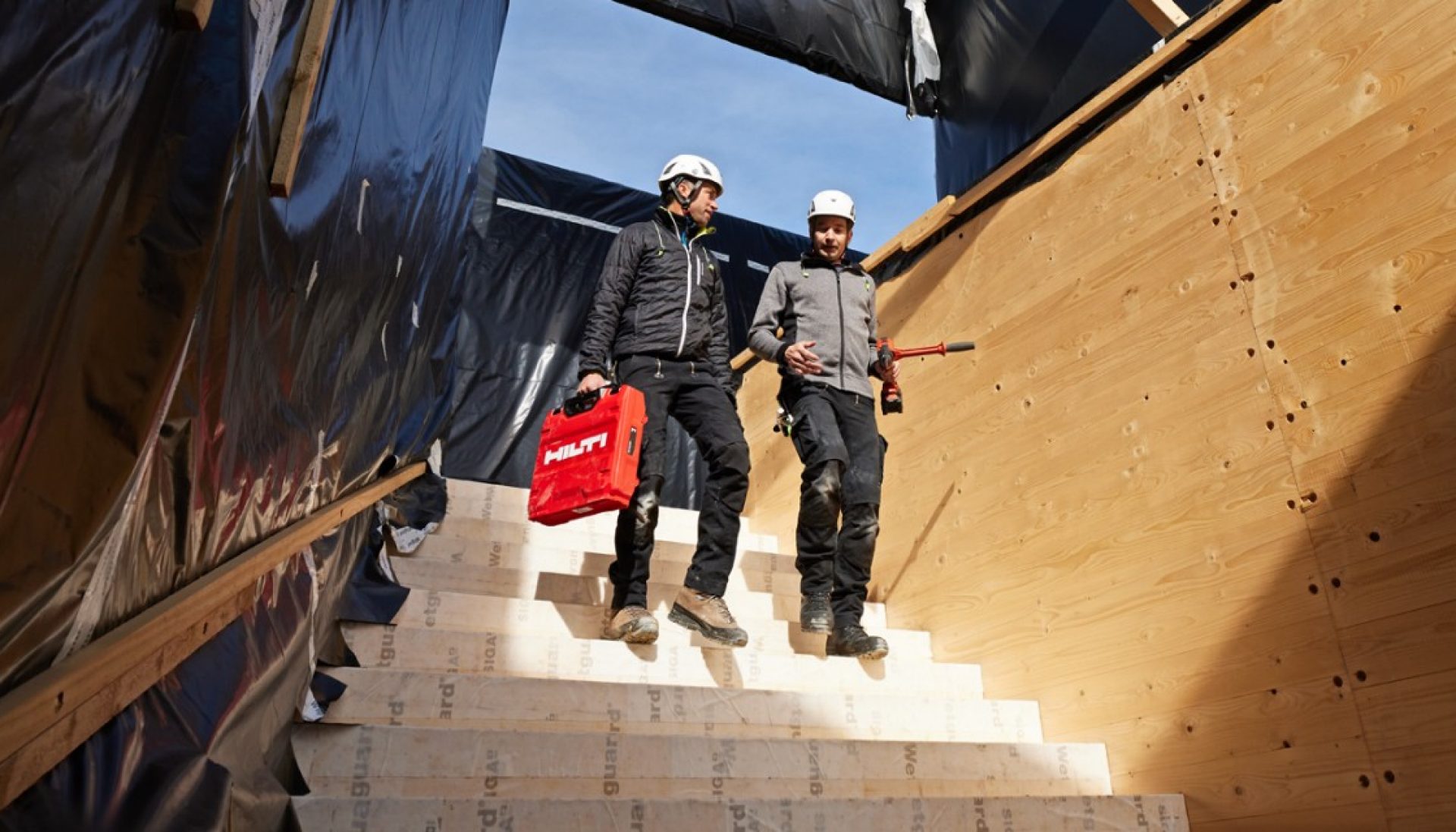2 arbeiders controleren een houten constructie