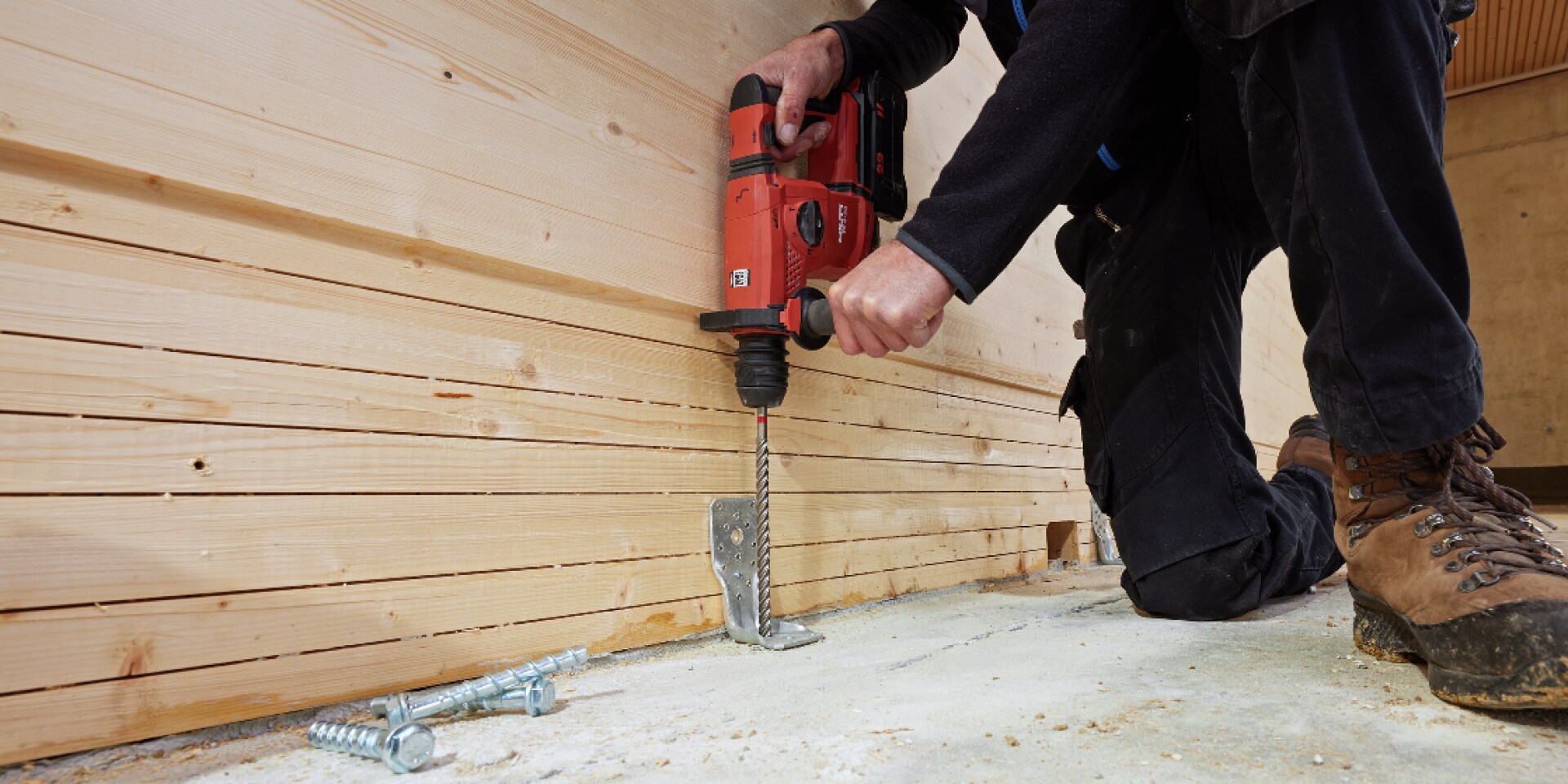 Arbeider met Hilti accuboorhamer TE 30-22 boort in beton
