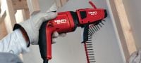 S-DS 20 B M harde vezelplaatschroeven met scherpe punt Gefosfateerde hardboardschroef op strip voor het schroefmagazijn SMD 57, voor bevestiging van hardboards op hout of metaal Toepassingen 1