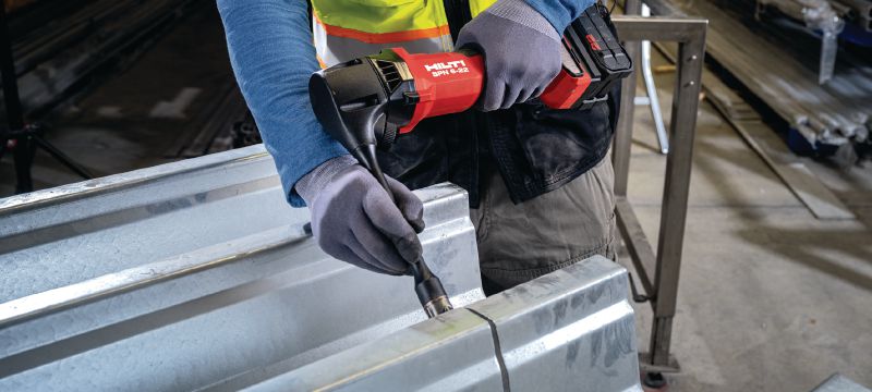 SPN 6-22 RL knabbelschaar op accu Krachtige knabbelschaar op accu met lange hals voor het knippen van gegolfde en trapeziumvormige metaalplaten met meer snelheid en minimale vervorming (Nuron accuplatform) Toepassingen 1