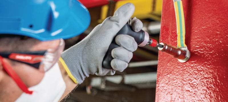 S-BT-EF HC schroefbout Schroefdraadbout (koolstofstaal, metrische schroefdraad) voor elektrische verbindingen op staal in licht corrosieve omgevingen, aanbevolen maximale doorsnede van de verbonden kabel 120 mm² Toepassingen 1