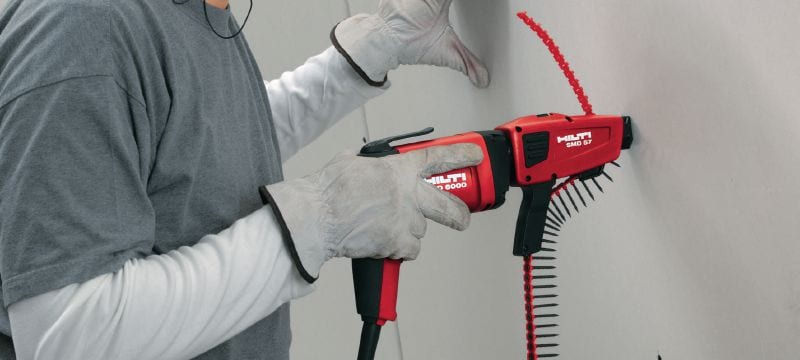 S-DS 14 B M harde vezelplaatschroeven met scherpe punt Gefosfateerde vezelplaatschroeven op strip voor het schroefmagazijn SMD 57, voor bevestiging van vezelplaten op hout of metaal Toepassingen 1