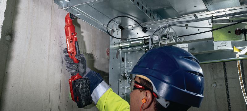SIW 4R-22 3/8” haakse slagmoersleutel Compacte, draadloze, haakse slagmoersleutel voor moeilijk bereikbare toepassingen Toepassingen 1