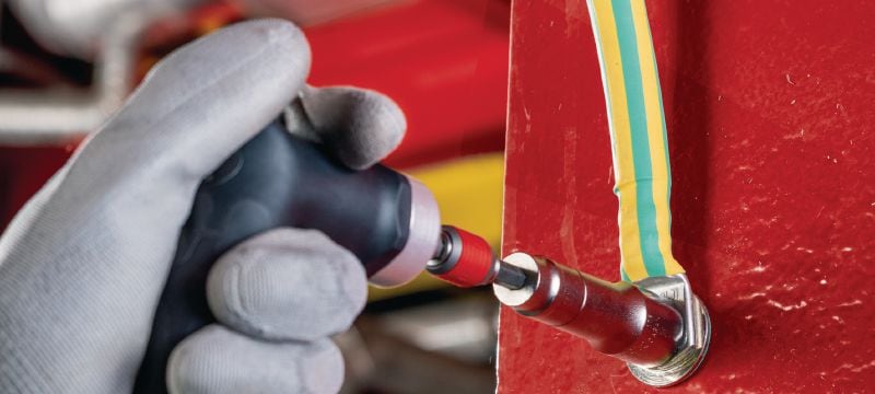 S-BT-EF HC schroefbout Schroefdraadbout (koolstofstaal, metrische schroefdraad) voor elektrische verbindingen op staal in licht corrosieve omgevingen, aanbevolen maximale doorsnede van de verbonden kabel 120 mm² Toepassingen 1