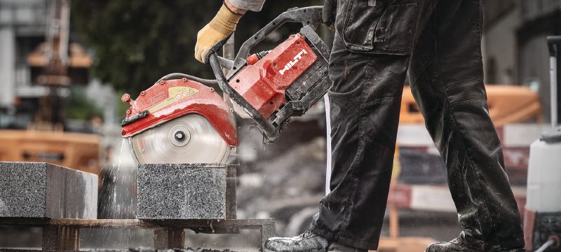 DSH 700-22 ATC accu-aangedreven doorslijpmachine (300 mm) Veelzijdige accu-doorslijper met achterhandgreep, voor doorslijpen tot 120 mm met bladen van 300 mm in beton, metselwerk en metaal (Nuron-accuplatform) Toepassingen 1