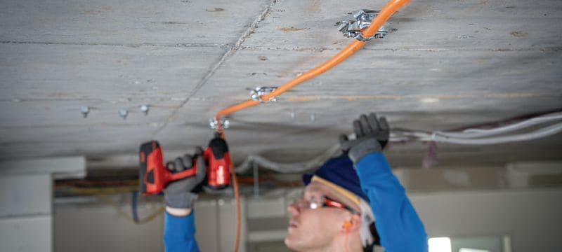 X-EAS-FE MX enkele kabelhouder Metalen afstandshouder voor enkele kabels voor gebruik met nagels op strip of ankers in plafonds of muren Toepassingen 1