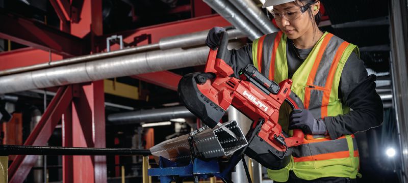 SB 6-22 bandzaag voor diepe zaagsneden Diepsnijdende bandzaag met tweehandige bediening voor nauwkeurig, geluidsarm en vrijwel vonkvrij zagen door metaal tot 127 mm│5 zaagdiepte (Nuron-accuplatform) Toepassingen 1