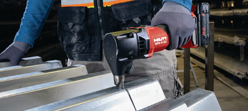 SPN 6-22 RN knabbelschaar op accu Krachtige knabbelschaar op accu voor het knippen van metalen profielen met meer snelheid en minimale vervorming (Nuron accuplatform) Toepassingen 1