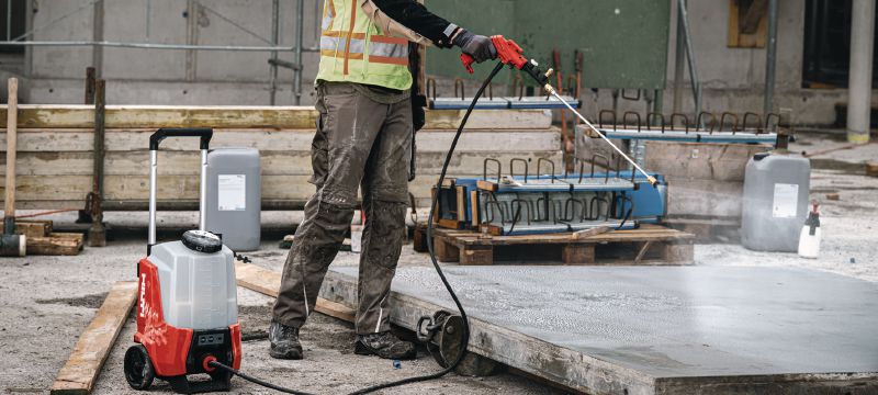 LS 15-22 Vernevelaar op accu Vernevelaar op accu met tank van 15 l voor het spuiten van ontkistingsolie of water om kwartsstof neer te doen slaan (Nuron-accuplatform) Toepassingen 1